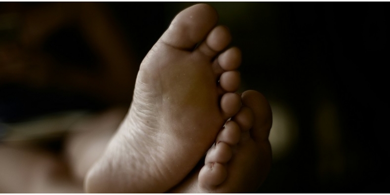 Ból stóp w ciąży – najczęstsze przyczyny i objawy