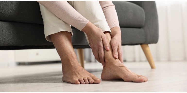 Ból stóp po całym dniu chodzenia – skąd się bierze?