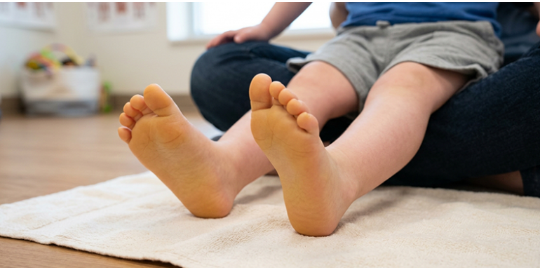 Żółte stopy u dziecka – co to znaczy i jak sobie z tym radzić?